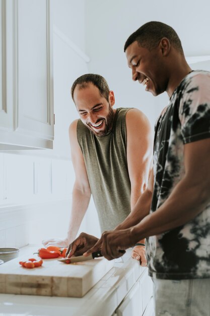 Couple gay cuisine le matin