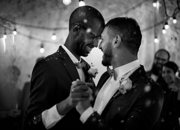 Couple Gay Dansant Le Jour Du Mariage