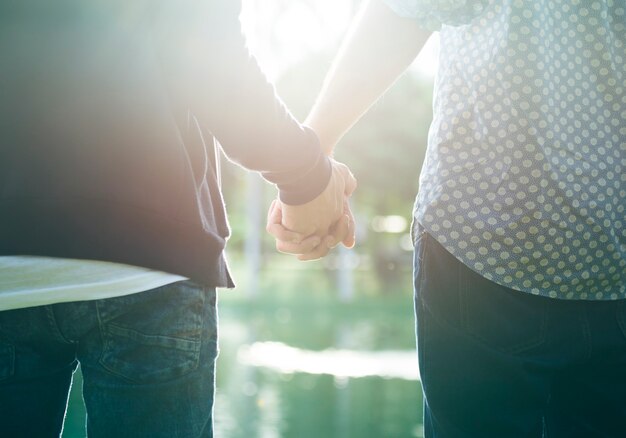 Couple gay datant dans un parc