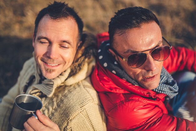 Couple Gay Fumant Des Cigarettes à L'extérieur