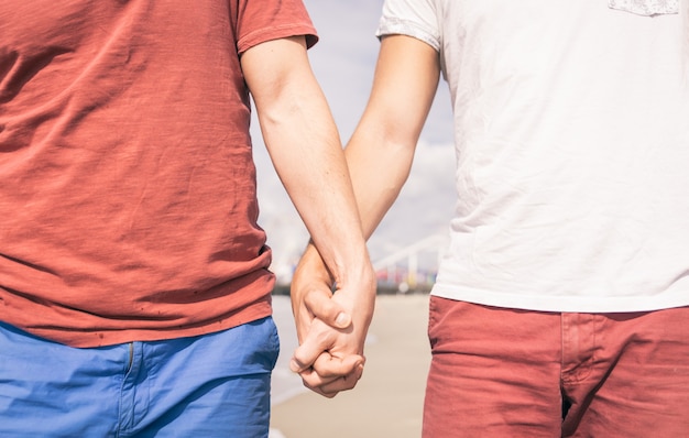 Couple gay marchant sur la plage