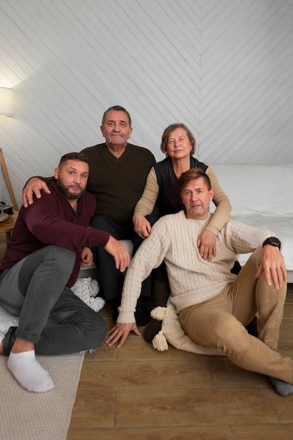 Couple gay passant du temps en famille