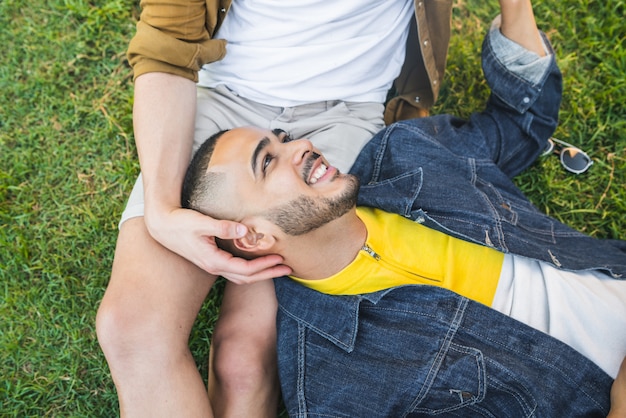 Couple gay, passer du temps ensemble dans le parc.