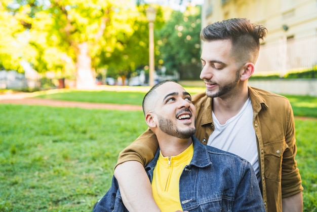 Couple gay, passer du temps ensemble dans le parc.