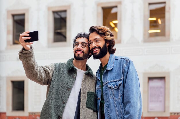 Couple gay prenant un selfie avec un téléphone portable