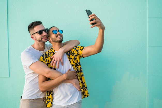 Couple gay prenant un selfie avec téléphone portable