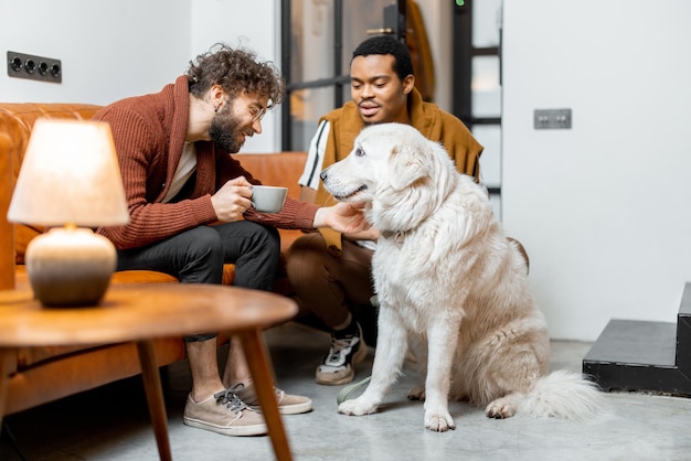 Couple gay s'amusant avec un chien à la maison