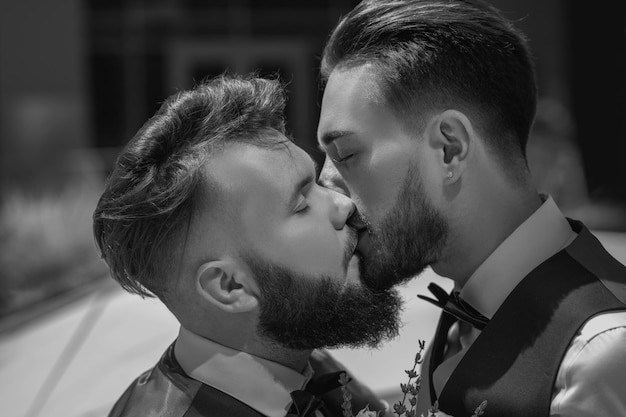 Couple gay s'embrassant Mariage gay gros plan baiser masculin Vacances Festivals et événements concept lgbt