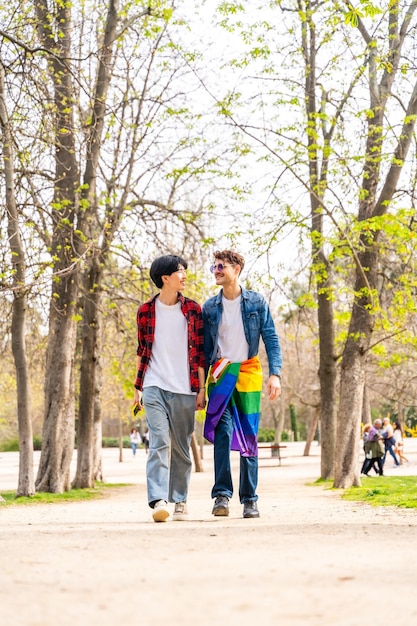 Un couple gay se promène dans un parc.