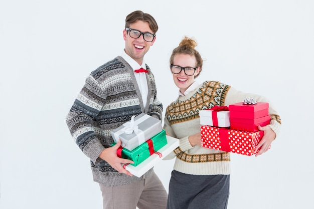 Couple de geek hipster tenant des cadeaux