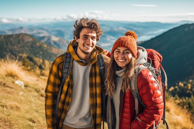 couple de la génération z escaladant des montagnes ensemble