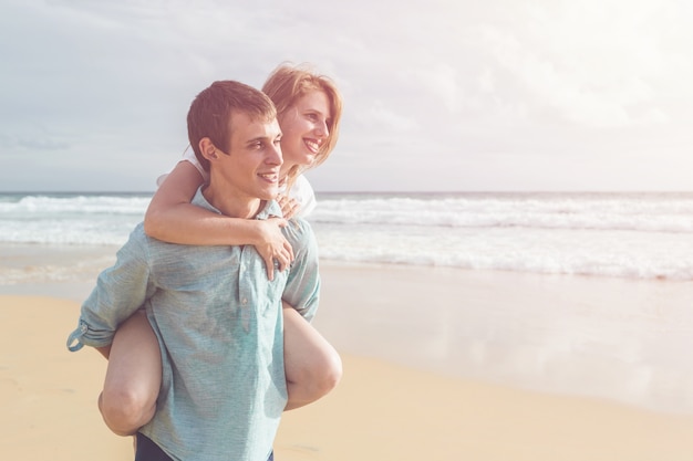 Couple, gens, ou, touriste, depuis, europe, à, heureux, et, détendre, temps, sur, les, plage tropicale