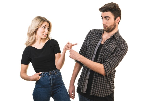 Le couple gesticulant sur le fond blanc