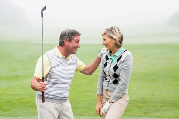 Couple de golf excité acclamant