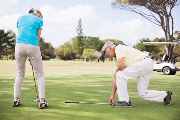 Couple de golfeurs sur toute la longueur