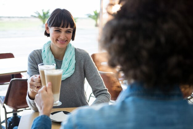 Couple, grillage, verre, froid, café