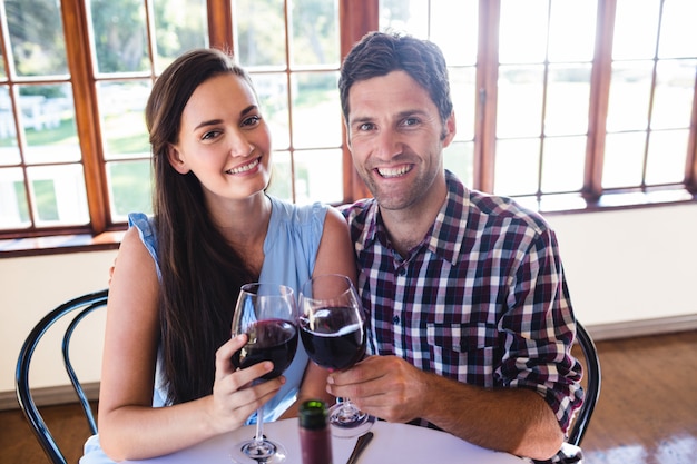 Couple, grillage, verre vin rouge, dans, restaurant