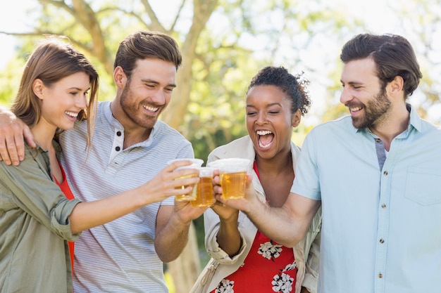 Couple, grillage, a, verres bière, dans parc