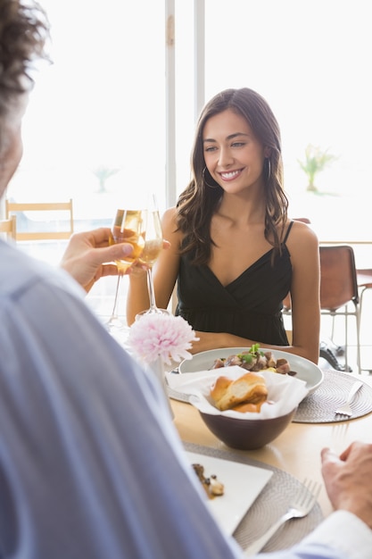 Couple, grillage, verres champagne