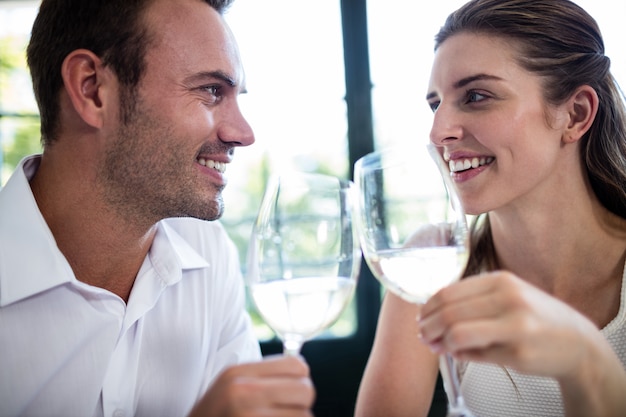 Couple, grillage, verres vin, à, table à manger