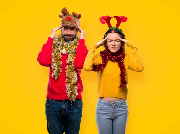 Couple Habillé Pour Les Vacances De Noël Malheureux Avec Quelque Chose. Expre Du Visage Négatif