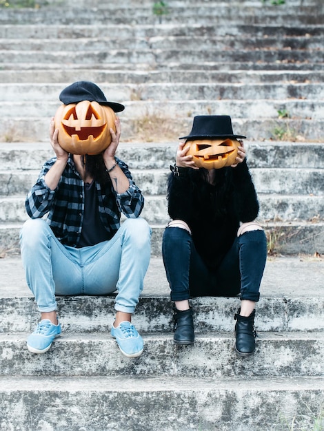 Couple d'Halloween avec citrouille