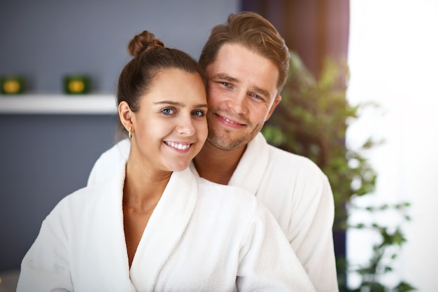 couple heureux adultes se détendre dans un salon spa