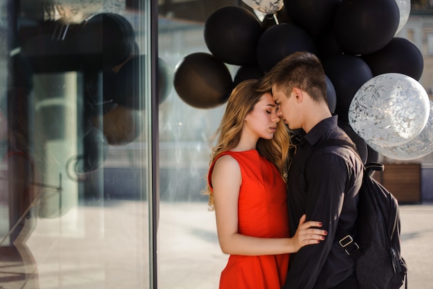 Couple heureux en amour avec des ballons noirs