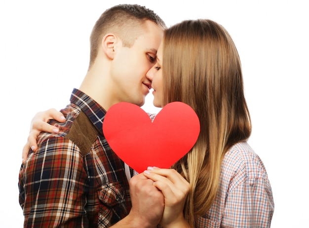 Couple heureux en amour tenant coeur rouge.