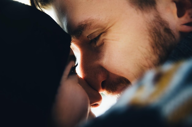 Un couple heureux et amoureux