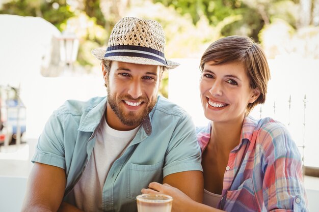 Couple heureux, appréciant le café ensemble