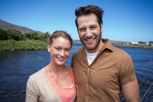 Couple heureux au bord d&#39;un lac