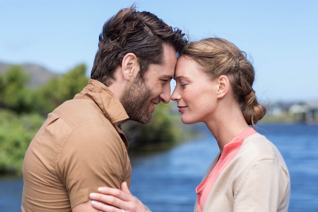 Couple heureux au bord d&#39;un lac