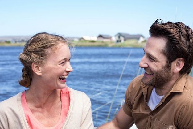 Couple heureux au bord d&#39;un lac