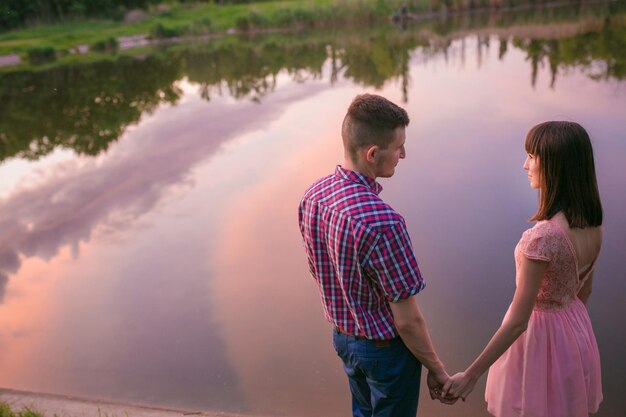 Couple heureux au bord d&#39;un lac