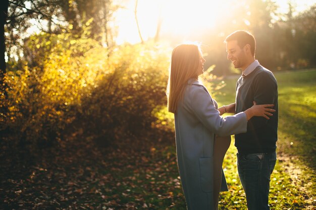 Couple heureux en automne parc