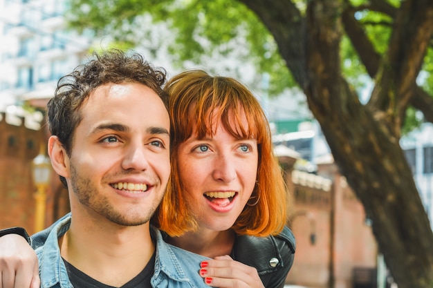 Couple heureux ayant une date.