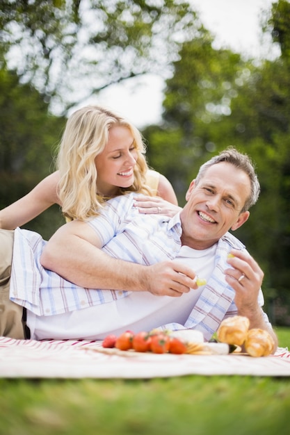 Couple heureux ayant un pique-nique à l&#39;extérieur