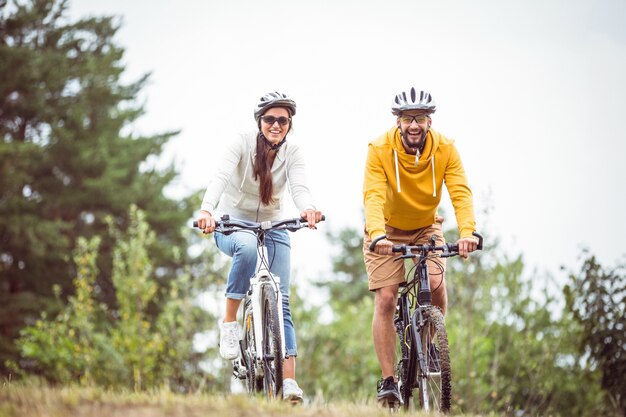 Couple heureux sur une balade à vélo