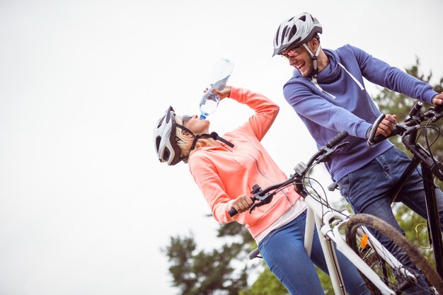 Couple heureux sur une balade à vélo