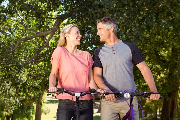 Couple heureux sur une balade à vélo