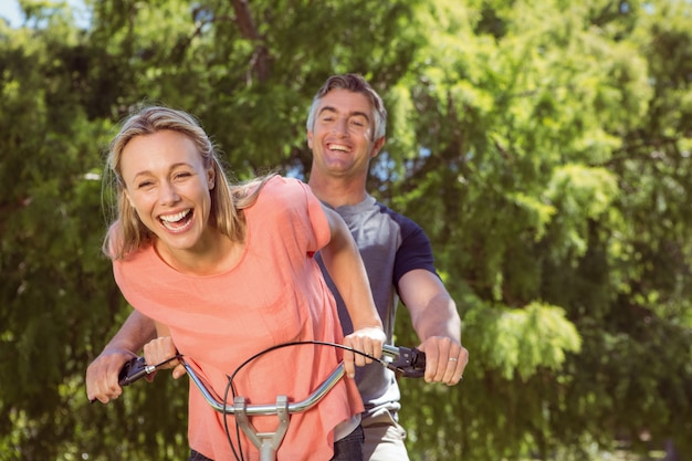 Couple heureux sur une balade à vélo