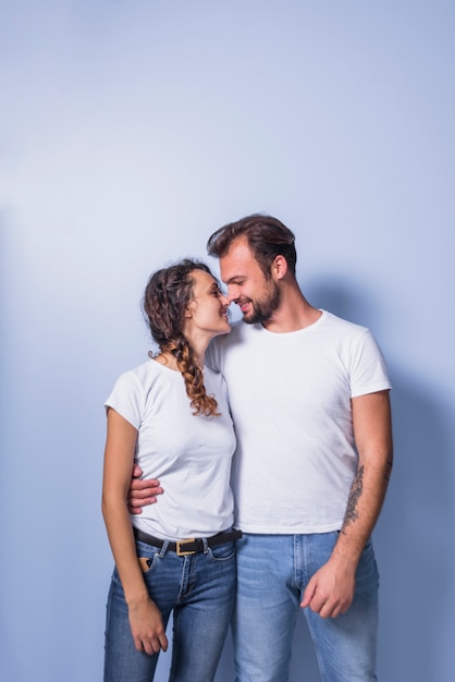 Couple heureux en blanc