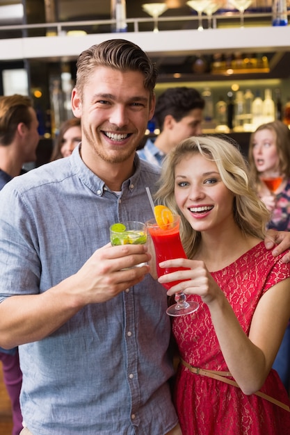 Couple heureux, boire des cocktails ensemble