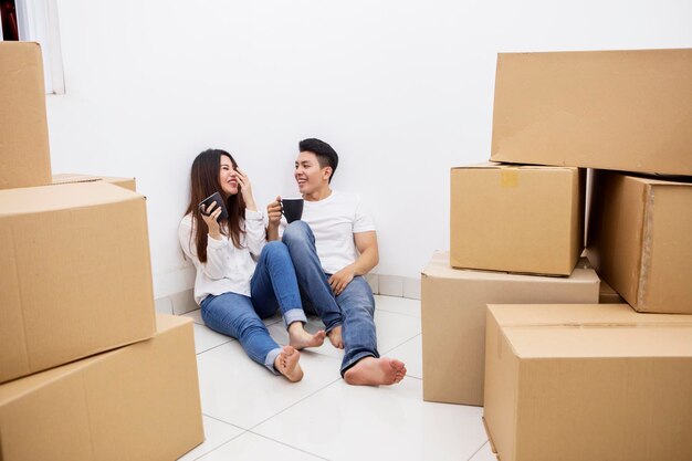 Un couple heureux boit du café chaud dans la nouvelle maison