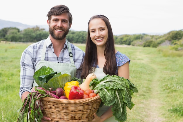 Couple heureux avec boîte de légumes