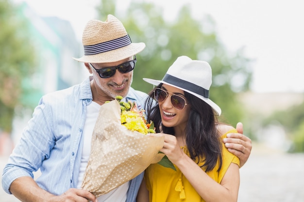 Couple heureux avec bouquet