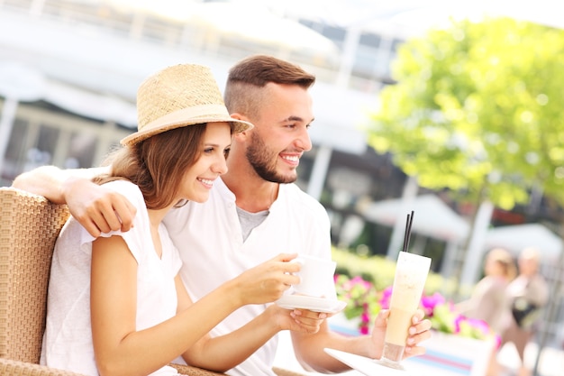 un couple heureux buvant du café dans un café