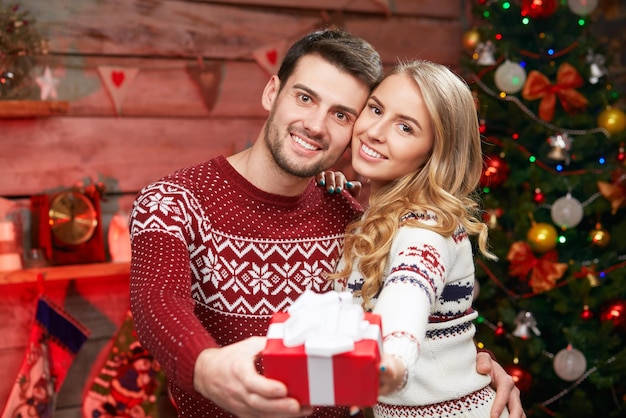 Couple heureux avec cadeau de Noël