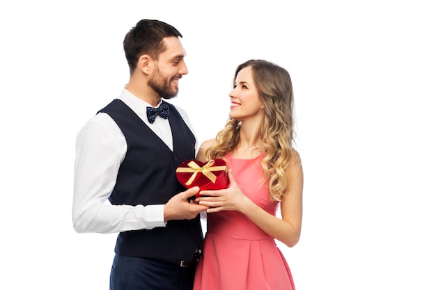 Un couple heureux avec un cadeau pour la Saint-Valentin.